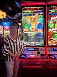rtp966 App Myanmar ကစားသမား Mobile Phone ဖြင့် Live Casino Sportsbook ကစားနေသည်